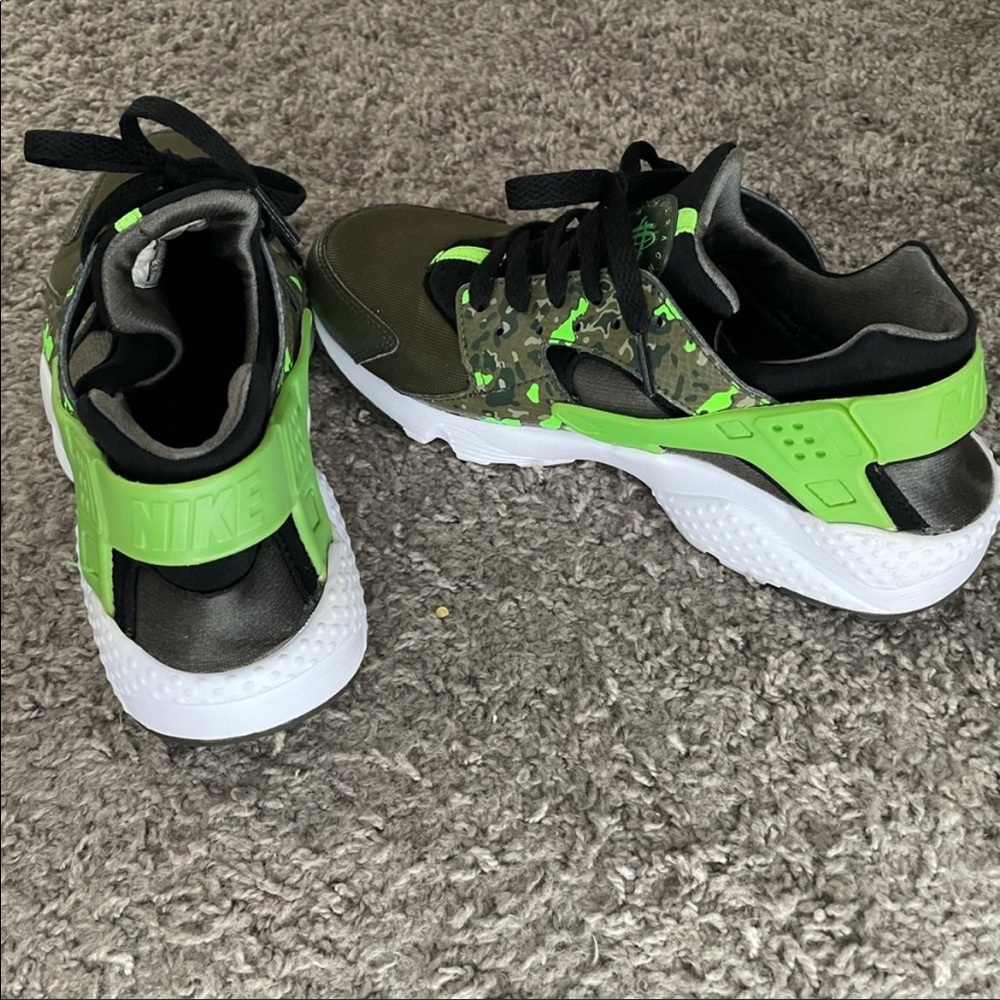 Nike huarache UNISEX, size 7 Y . 7 or 7.5 preowned. No smell, no damages.